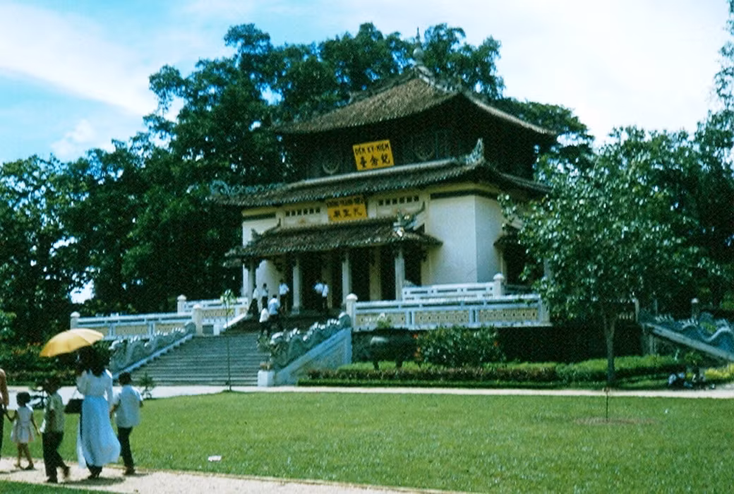 Đền Kỷ Niệm (nay là đền thờ Hùng Vương) trong Thảo Cầm Viên Sài Gòn.