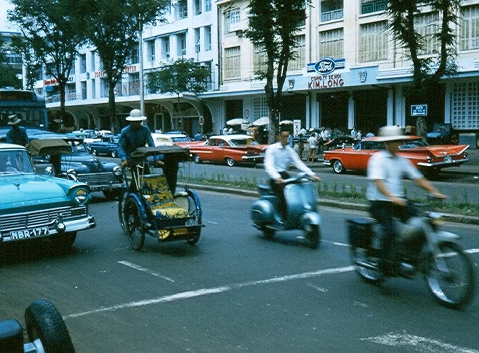 Một góc đại lộ Lê Lợi với đủ loại phương tiện giao thông.