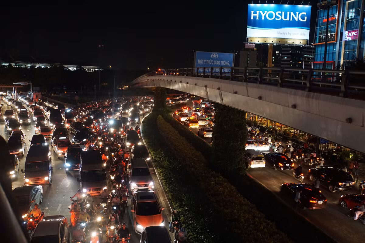 Theo ghi nhận, khoảng 17h, hàng ngàn ô tô, xe máy đổ dồn về các tuyến đường Trường Sơn, Bạch Đằng, Hồng Hà,... phía trước sân bay đúng giờ tan tầm, cộng thêm việc nhiều chuyến bay cùng đáp xuống khiến lượng người và phương tiện tham gia giao thông khu vực này càng đông nghịt. Trên đường Trường Sơn, Hồng Hà,... các phương tiện nhích từng chút một.