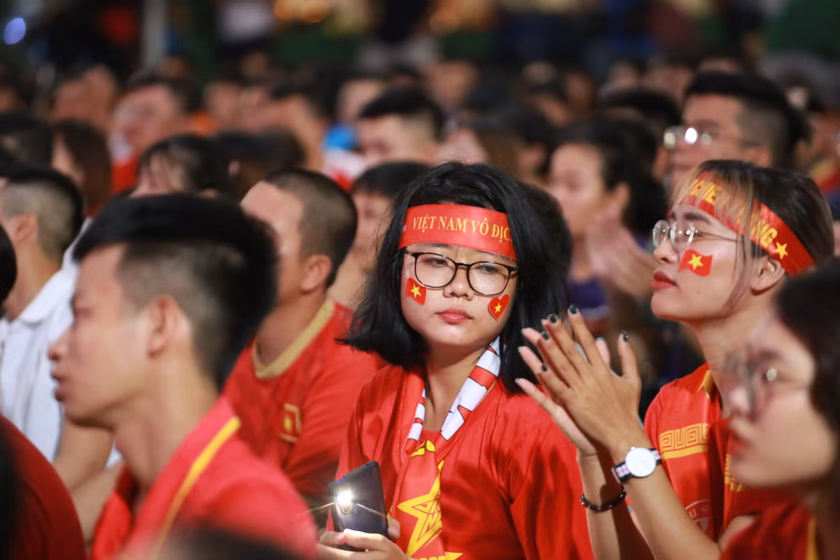 Dan hot girl “chay” tren SVD Hoa Lu trong tran Viet Nam - Indonesia-Hinh-5