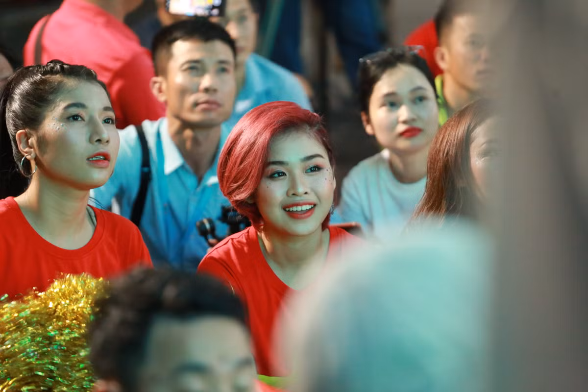 Dan hot girl “chay” tren SVD Hoa Lu trong tran Viet Nam - Indonesia-Hinh-10