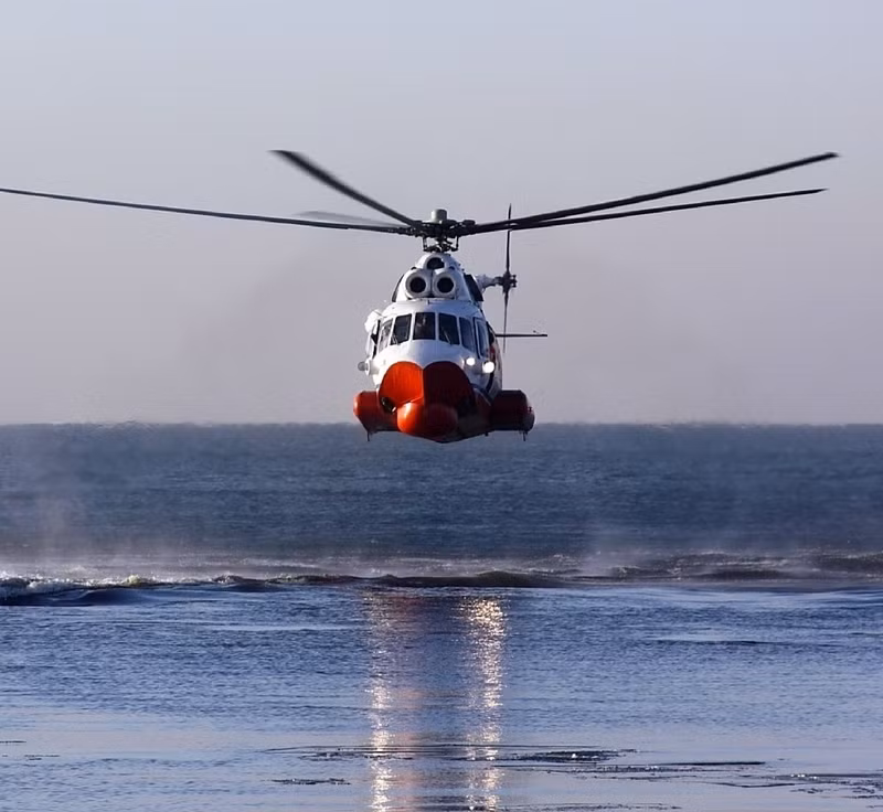 Trong ảnh, một chiếc trực thăng Mi-14 đang chuẩn bị hạ cánh xuống mặt nước biển. Nguồn ảnh: English Russia