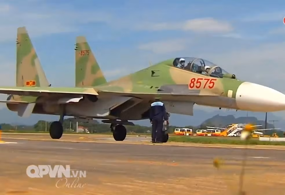 Su-30MK2 8575 trước giờ cất cánh. Nguồn ảnh: Cắt từ clip kênh QPVN