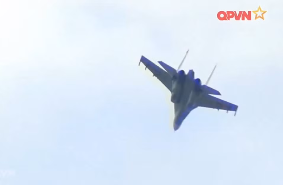 Trong ảnh, Su-30MK2 dũng mãnh trên bầu trời đất mẹ. Nguồn ảnh: Cắt từ clip kênh QPVN