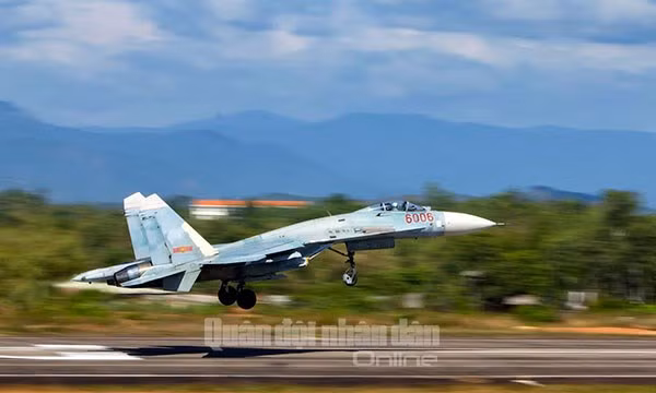 Su-27 cất cánh trên đường băng.