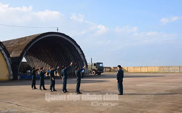 Phi công khám súng trước khi thực hiện nhiệm vụ.