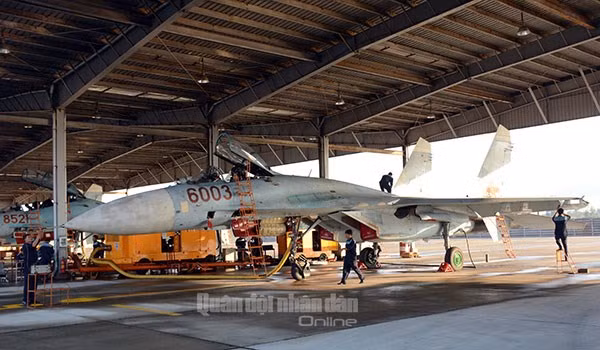 Máy bay Su-27 do Liên Xô sản xuất, thuộc biên chế của Không quân Việt Nam và giữ vai trò quan trọng trong việc bay huấn luyện cũng như bảo vệ bình yên bầu trời Tổ quốc. Ảnh: Kiểm tra kỹ thuật tiêm kích Su-27 trước khi cất cánh....