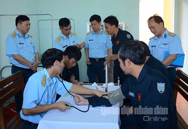 Kiểm tra sức khỏe phi công trước khi bay.
