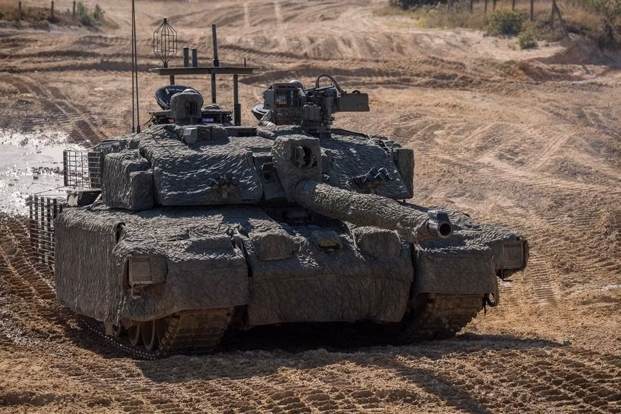 Gần đây, Quân đội Hoàng gia Anh đã tiến hành thử nghiệm xe tăng Challenger 2 với lớp ngụy trang mới. Nguồn ảnh: QQ