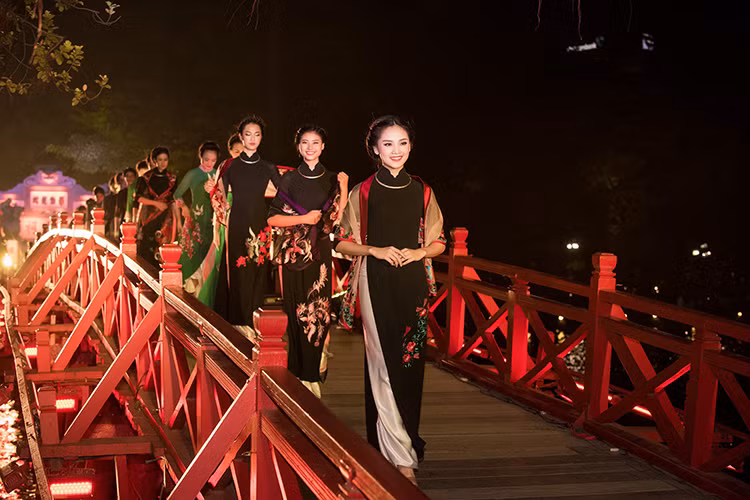 Ngoài công việc học tập, Top 10 HHVN 2016 Tố Như thường xuyên xuất hiện trong các sự kiện văn hóa, giải trí. 
