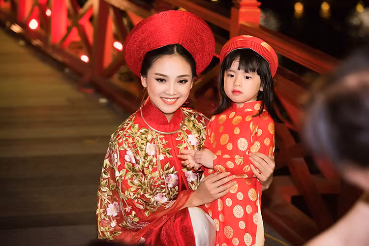 Người đẹp Tố Như diện các mẫu thiết kế nằm trong các bộ sưu tập: “Áo cưới”, “Sắc thu Hà Nội” và “Niềm kiêu hãnh”. 