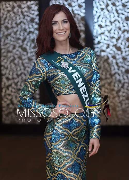 Xếp ở vị trí thứ 3 là Stephanie De Zorzi - đại diện của Venezuela. Missosology đánh giá người đẹp 23 tuổi này luôn sôi nổi trong các hoạt động. (Ảnh: Missosology)