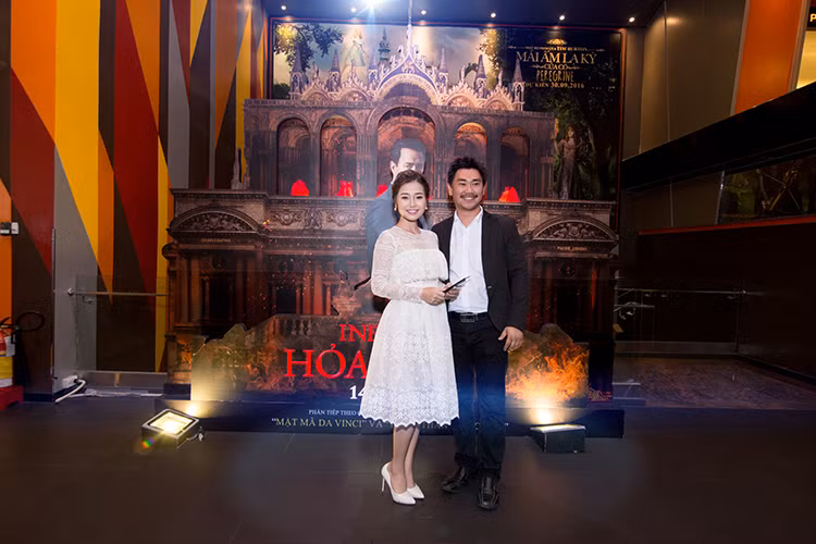 Ngoài "bạn gái" Tiến Đạt, buổi ra mắt phim “Hỏa ngục” còn có sự xuất hiện của cặp đôi Khánh Hiền - James Ngô. 