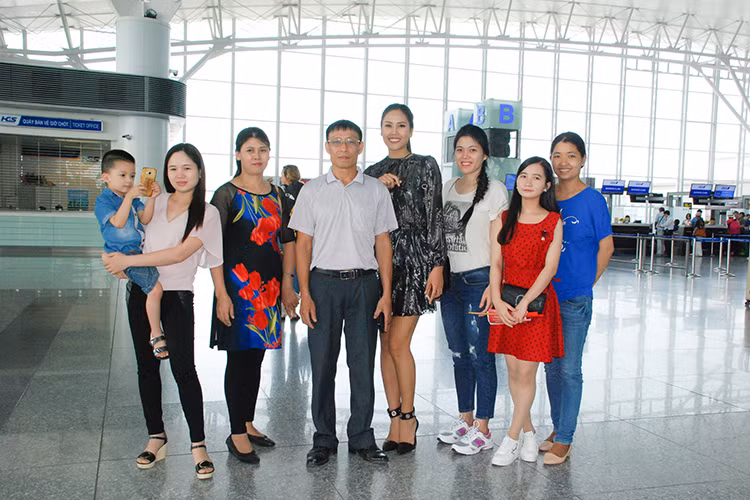 Đến sân bay tiễn người đẹp sinh năm 1990 đi thi Hoa hậu Hòa Bình Quốc tế 2016 có bố mẹ, anh chị em trong gia đình. 