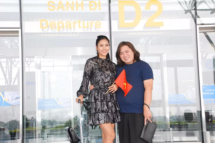 Bà Thúy Nga - Tổng giám đốc công ty Elite, NTK Audrey Hiếu Nguyễn (trong ảnh) và bạn bè cũng có mặt để tháp tùng Nguyễn Thị Loan lên đường đi thi hoa hậu. 
