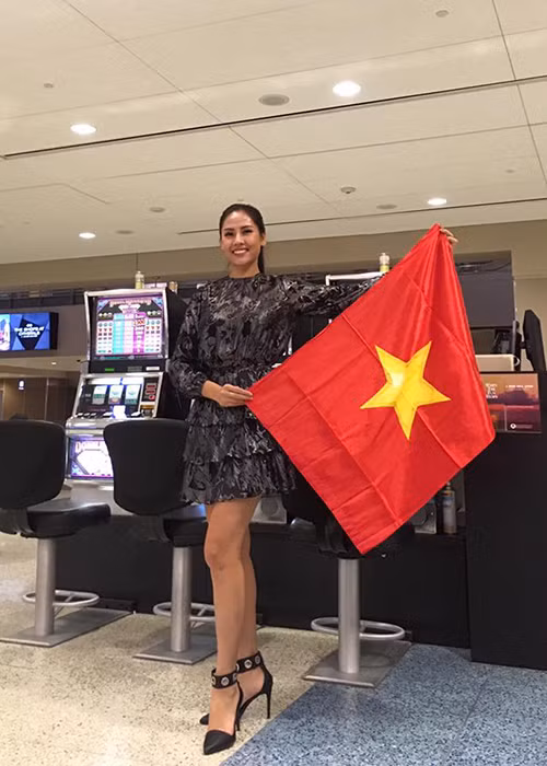 Mới nhất, trên trang cá nhân, đại diện của Việt Nam chia sẻ, cô bất ngờ đi cùng chuyến bay với người đẹp đến từ Hàn Quốc.