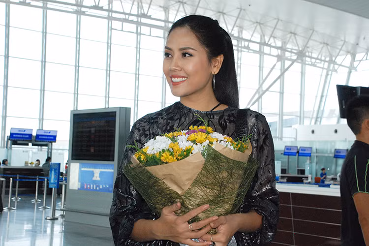 Trước giờ lên đường, Nguyễn Thị Loan chia sẻ, tuy chỉ có hai tuần để chuẩn bị nhưng cô đã nhận được sự hỗ trợ nhiệt tình từ công ty Elite, các nhà thiết kế và đặc biệt là sự ủng hộ của người hâm mộ. 
