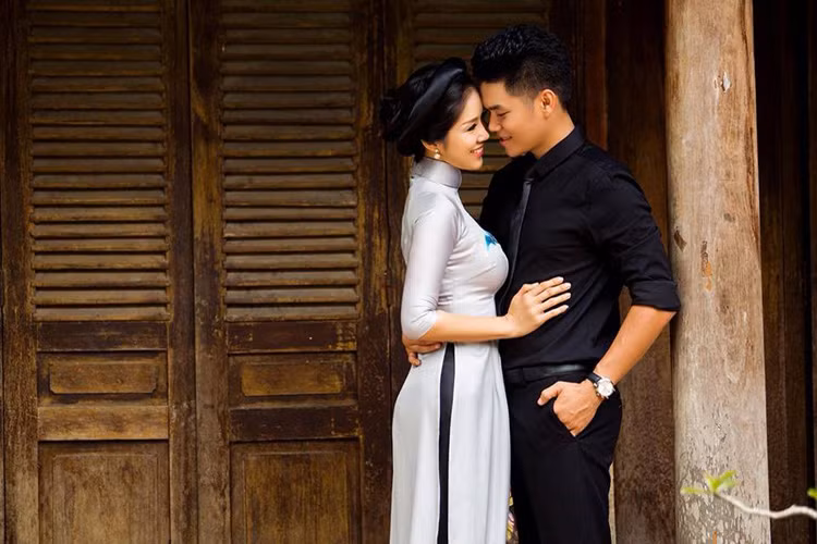 Đáng chú ý, vào đầu tháng 10, trên trang cá nhân, bạn trai Lê Phương đăng tải hình ảnh rạng rỡ kèm chú thích: “Đúng 1 tháng sau sẽ thấy mặt cô dâu”. (Ảnh: Facebook nhân vật) 