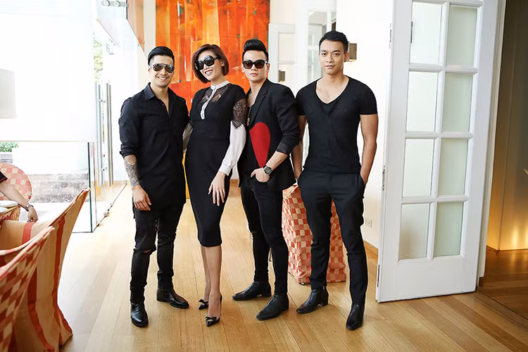 Tiệc sinh nhật của Thiên Nguyễn còn có sự tham dự của cựu siêu mẫu Võ Hoàng Yến. 