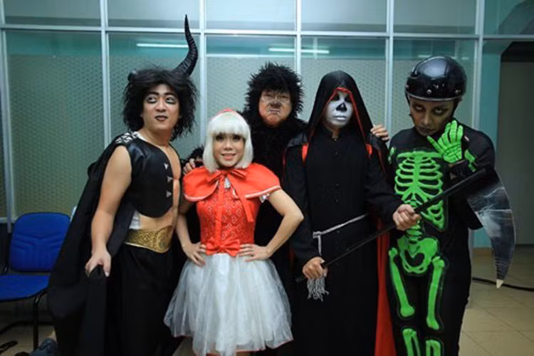 Cùng với Trấn Thành, tạo hình của Công Lý (thứ hai bên phải) trong vai thần chết vào dịp Halloween cũng khiến nhiều người đau tim. (Ảnh: Phạm Thế Danh)