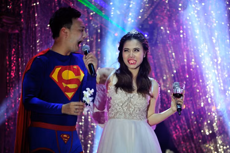 "Ma cà rồng" Mỹ Dung thích thú "dọa" Thành Trung - nam MC hóa thân thành siêu nhân. (Ảnh: Zing)