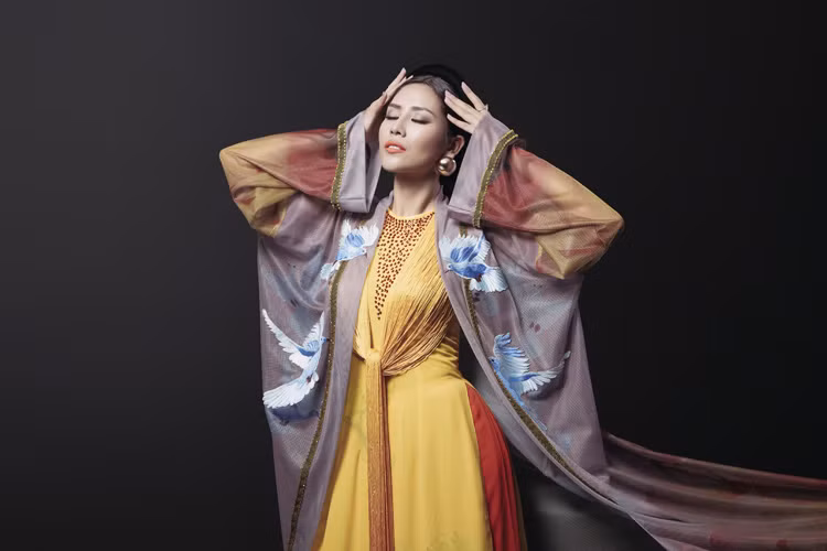 Ngam trang phuc dan toc cua Nguyen Loan tai Miss Grand International