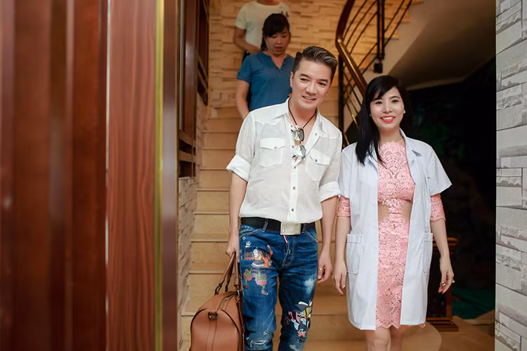 Ngày 15/10 tới đây, liveshow “Diamond show” của Đàm Vĩnh Hưng sẽ diễn ra ở Hà Nội. Trước thềm liveshow, nam ca sĩ đã tích cực đi chăm sóc dung nhan. 