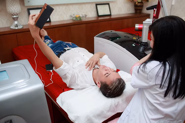 Xuất hiện tại địa chỉ làm đẹp quen thuộc, Mr Đàm ăn diện giản dị, trẻ trung với quần jeans và áo sơ mi. 