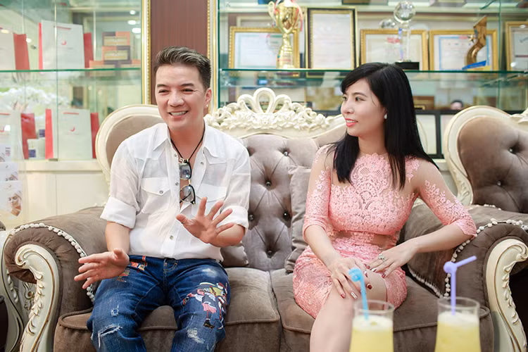 Đàm Vĩnh Hưng còn chia sẻ thêm rằng những người gần gũi thường gọi vui anh là "siêu nhân" vì cường độ làm việc liên tục và áp lực. Để có thể duy trì được phong độ, sự dẻo dai, Mr Đàm đã bỏ nhiều công sức tập luyện và tuân theo chế độ ăn uống nghiêm ngặt. 