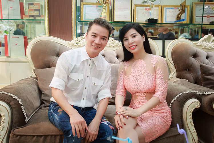 Được biết, trong thời gian thực hiện liveshow "Diamond show" , đạo diễn Trần Vi Mỹ đã phải lên tiếng nhắc nhở Đàm Vĩnh Hưng không được "phá sức, quá ham làm". 
