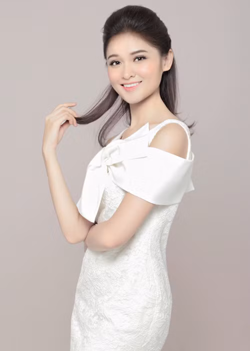 Tận dụng phong cách trong trẻo, nhẹ nhàng, Thùy Dung được khen đẹp lên trông thấy so với thời điểm đoạt danh hiệu Á hậu. 