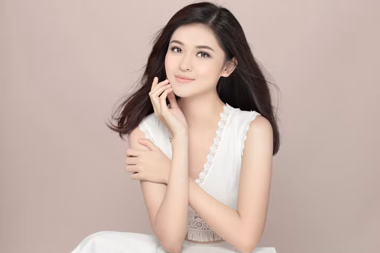 Trở về từ cuộc thi Hoa hậu Việt Nam 2016, khác với các người đẹp khác, Á hậu Thùy Dung lại khá kín tiếng hơn hẳn. 