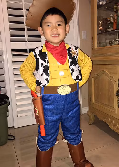 Bé Kenzi - cậu con trai út nhà Bằng Kiều chọn hóa thân thành chàng cao bồi Lucky Luke. (Ảnh: Facebook Trizzie Phương Trinh)