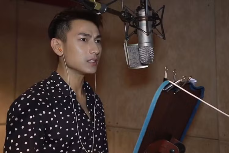 Từng lồng tiếng cho phiên bản Việt của bộ phim“Cuộc phiêu lưu của nhà Croods” ra mắt năm 2013, nam ca sĩ Isaac tiếp tục góp giọng trong phiên bản Việt của “Quỷ lùn tinh nghịch”. 