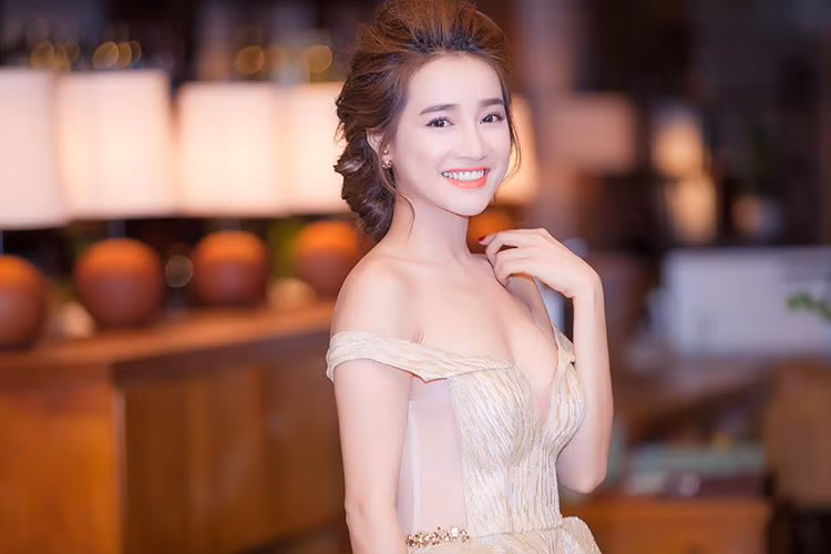 Vóc dáng của Nhã Phương cũng vô cùng gợi cảm. Đặc biệt, vòng một sexy của bạn gái Trường Giang là niềm mơ ước của nhiều cô gái.