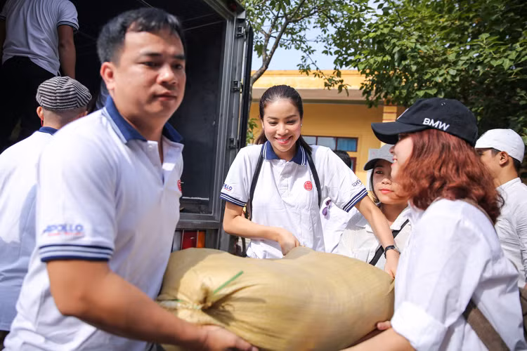 Mới đây, Hoa hậu Phạm Hương đã có chuyến hành trình không thể nào quên khi trực tiếp đến với đồng bào Quảng Bình sau mưa lũ. 