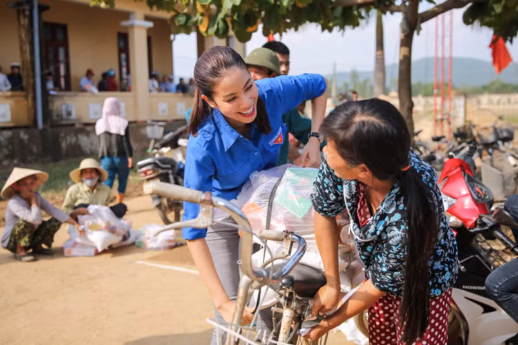 Phạm Hương ân cần giúp những người già, những chị phụ nữ đóng quà cũng như mang quà ra xe chở về. 