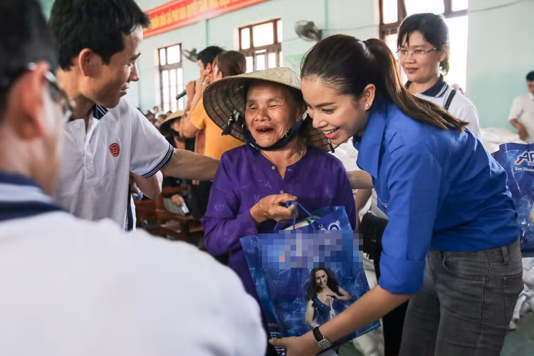 Ngoài việc phát quà, Hoa hậu Hoàn vũ Việt Nam 2015 còn hỏi thăm, chia sẻ, động viên bà con sớm ổn định cuộc sống. 
