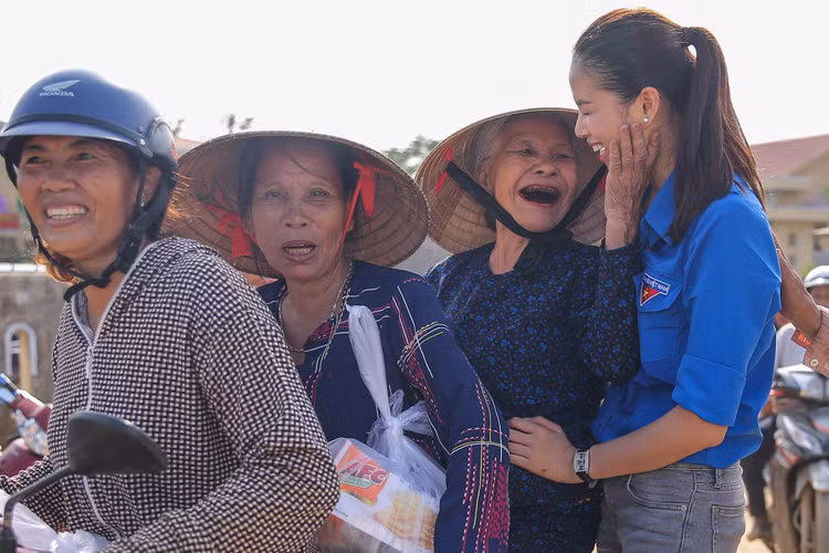 Sự lăn xả trong chuyến đi của Phạm Hương dường như còn truyền cảm hứng tình nguyện cho cộng đồng fans của người đẹp. 