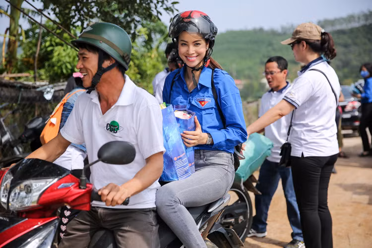 Chuyến đi của Phạm Hương bắt đầu tại xã Quảng Trường. Tại đây, cô cùng các bạn tình nguyện mang gạo, thực phẩm và quà tặng để đến trao tận tay các hộ có hoàn cảnh khó khăn. 