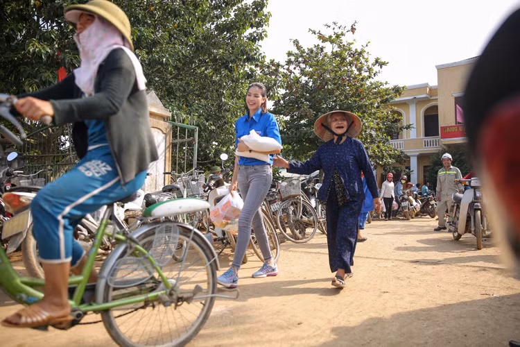 “Mình nhiệt tình, vui vẻ thì các cô, các chú nhận quà cũng vui theo, giúp các cô chú một nụ cười đầy lạc quan thì bản thân Hương cũng cảm thấy mãn nguyện..”, Phạm Hương tâm sự. 