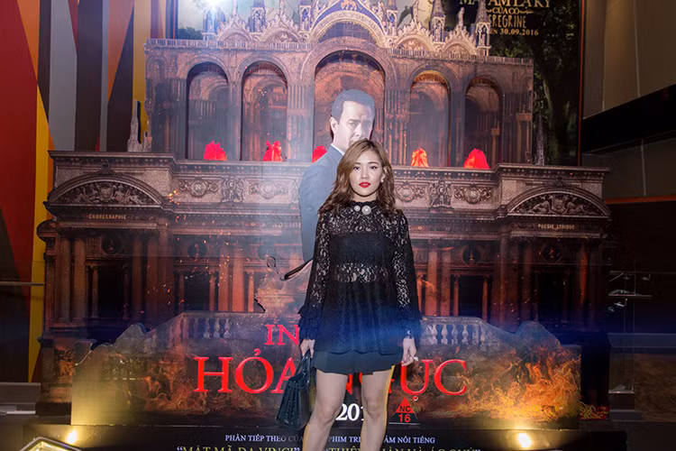 Tối 12/10, hot girl Milan Phạm đến tham dự buổi ra mắt phim “Hỏa ngục” tại TP HCM. Tại sự kiện, “bạn gái” rapper Tiến Đạt khoe vẻ gợi cảm trong chiếc váy ren xuyên thấu. 