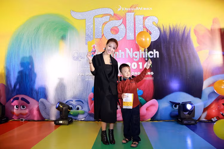 Ngoài nhóc tì nhà Hoàng Bách, cậu con trai kháu khỉnh của MC Thanh Vân Hugo cũng háo hức đi xem bộ phim hoạt hình này. 
