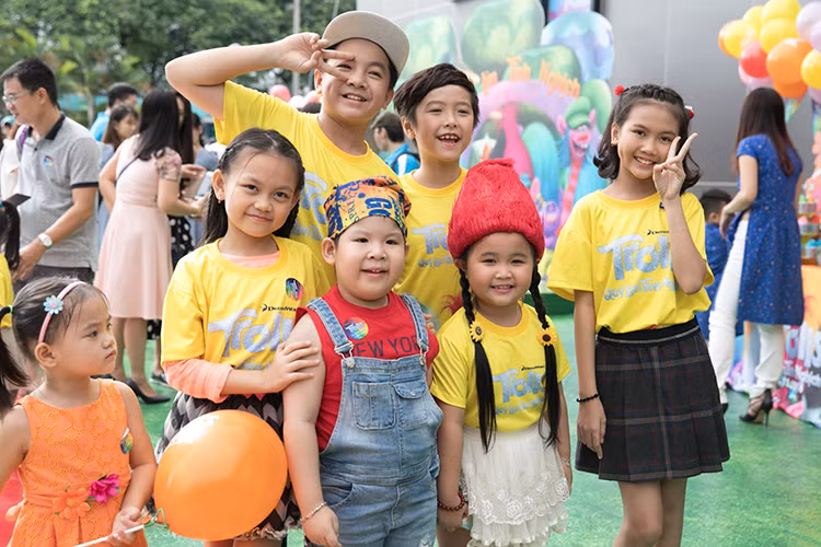 Bé Bảo An, Kim Thư, Ben Lee, Ben, Simba và Bào Ngư (lần lượt từ phải sang trái) là những ngôi sao nhí đang được yêu mến. 