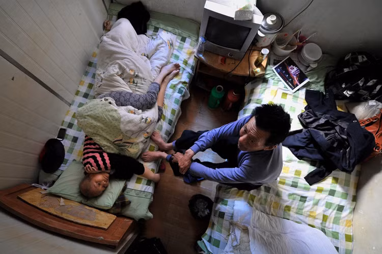 Tại thành phố Hợp Phì (Trung Quốc), các bệnh nhân không có khả năng chi trả cho một giường bệnh ở viện nên buộc phải ra ngoài thuê trọ trong căn phòng 86ft2 (khoảng 8m2). 