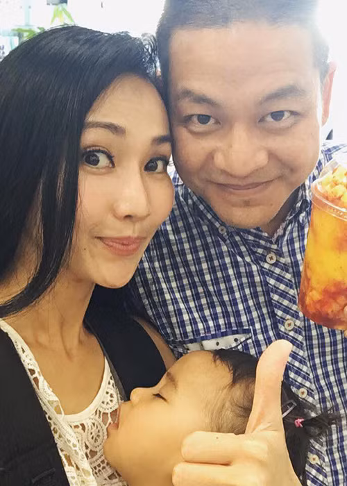 “Nàng Út Ráng” sang Mỹ sinh sống khi sắp sinh cô con gái thứ hai tên Yvona. Cô nhóc chính là trái ngọt tình yêu của Kim Hiền và doanh nhân Andy. Được biết, bé Yvona chào đời vào ngày 23/7/2015.