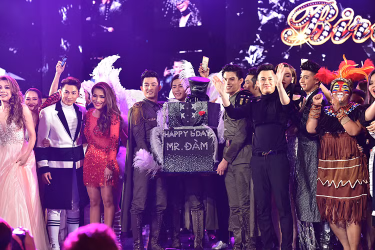 Tối qua (2/10), trên sân khấu liveshow “Diamond Show”, ê-kíp và đồng nghiệp đã bất ngờ tổ chức sinh nhật dành cho Đàm Vĩnh Hưng.