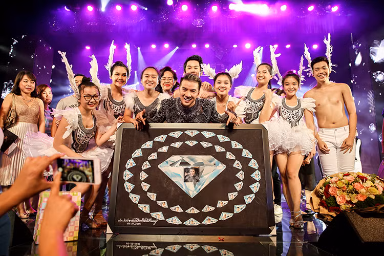 Sau đó, Đàm Vĩnh Hưng và ê-kíp sẽ tiếp tục chuẩn bị cho “Diamond Show” với đêm diễn duy nhất vào ngày 15/10 tại Trung tâm Hội nghị Quốc Gia (Hà Nội).