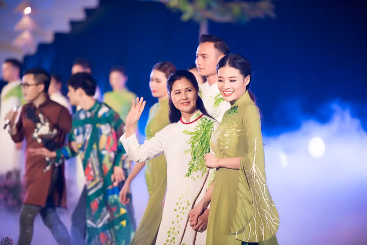 Loat nghe si gao coi dien ao dai trinh dien thoi trang-Hinh-2