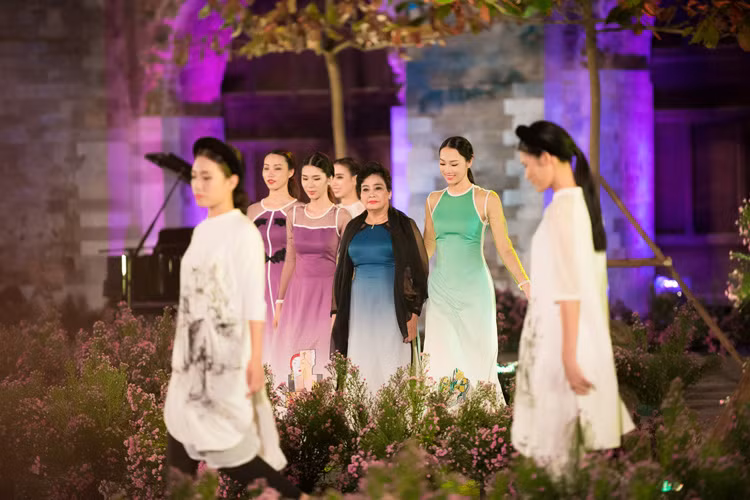 Loat nghe si gao coi dien ao dai trinh dien thoi trang-Hinh-10